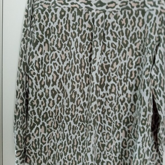 Equipment 100% Silk Animal Print Shirt Blouse - New without tags - Picture 4 of 5